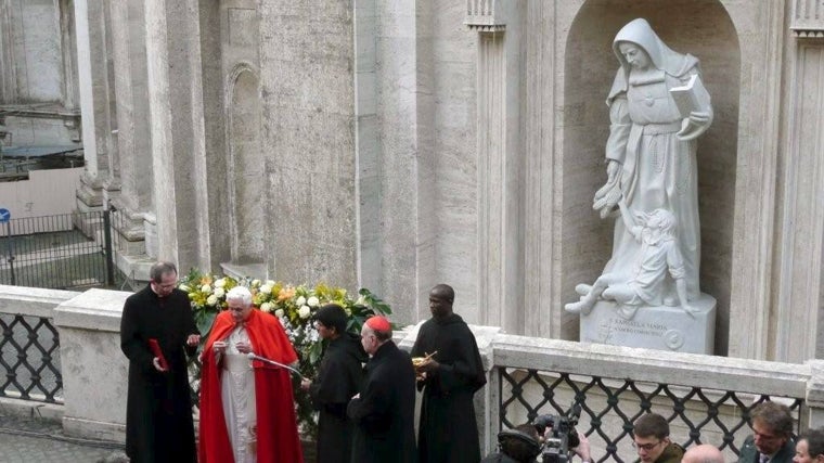 Escultura en mármol de Santa Rafaela María en el Vaticano, el día de su bendición en 2010