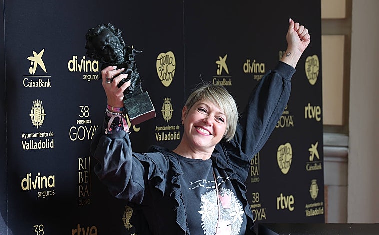 Imagen principal - En el recibidor del Ayuntamiento, las personas se pueden hacer una foto con una estatuilla. Una fotografía de Concha Velasco forma parte la exposición de San Benito. Y en la calle de Santiago, carteles de la muerta 'La emoción de los Goya'