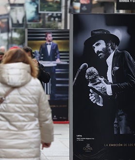 Imagen secundaria 2 - En el recibidor del Ayuntamiento, las personas se pueden hacer una foto con una estatuilla. Una fotografía de Concha Velasco forma parte la exposición de San Benito. Y en la calle de Santiago, carteles de la muerta 'La emoción de los Goya'