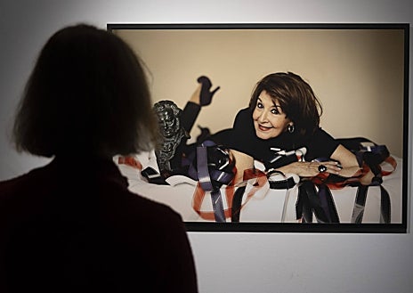 Imagen secundaria 1 - En el recibidor del Ayuntamiento, las personas se pueden hacer una foto con una estatuilla. Una fotografía de Concha Velasco forma parte la exposición de San Benito. Y en la calle de Santiago, carteles de la muerta 'La emoción de los Goya'