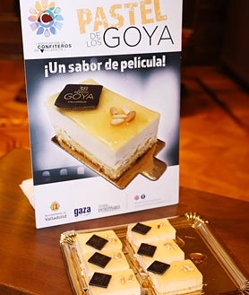 Imagen secundaria 2 - La diseñadora Ainhoa Salcedo, en su taller, donde prepara varios diseños que lucirán en la alfombra roja. Debajo, concurso infantil y el pastel temático para la ocasión que se puede encontrar en las pastelerías