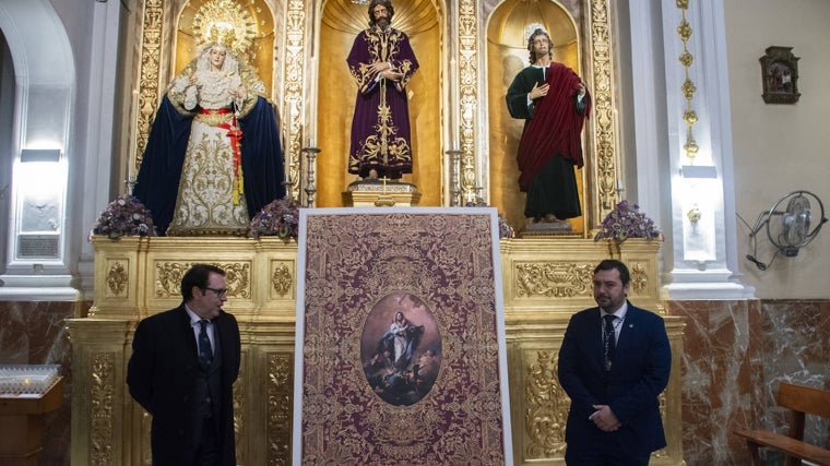 Julio Ferreira y el hermano mayor del Prendimiento, Francisco Martínez, junto al diseño del techo de palio de la Virgen de la Piedad