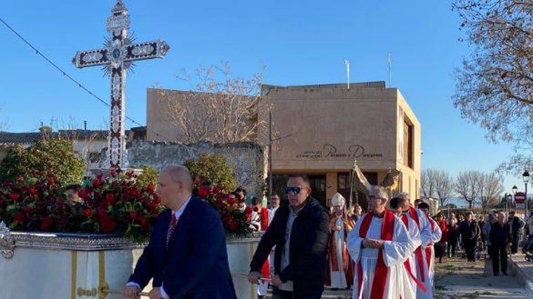 Procesión desde la iglesia a la ermita de la Vera Cruz de Camuñas