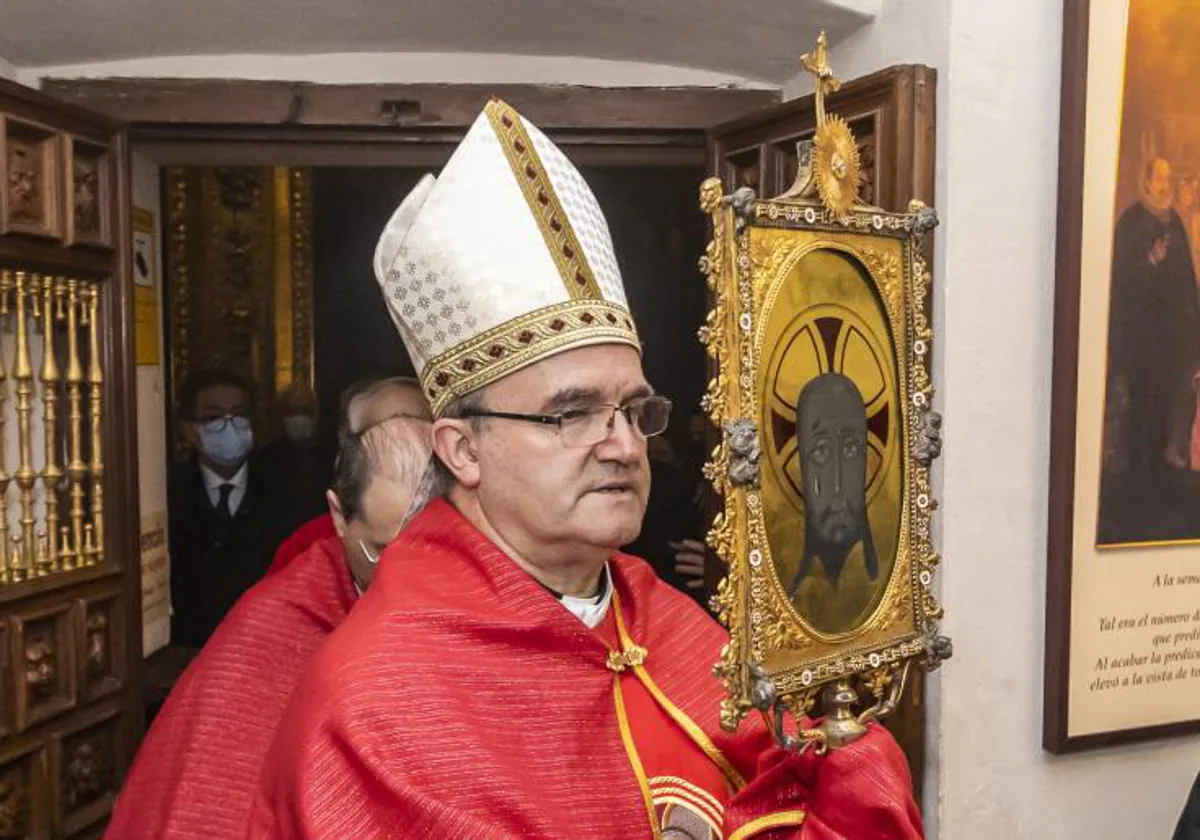 El obispo de la Diócesis de Orihuela-Alicante, José Ignacio Munilla, con la reliquia de la Santa Faz.