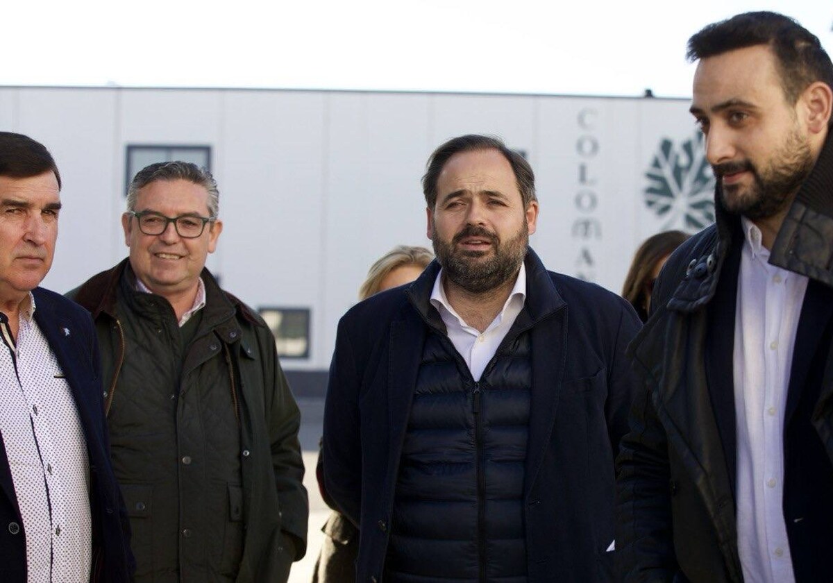 Paco Núñez ha visitado este lunes la bodega SAT Coloman 3753 de Pedro Muñoz y la empresa de transportes Travesa de Campo de Criptana