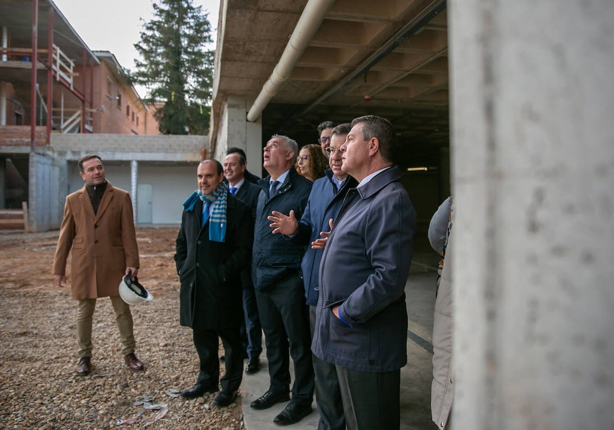 El presidente de Castilla-La Mancha, Emiliano García-Page, visitó este lunes las obras del futuro campus universitario de Guadalajara