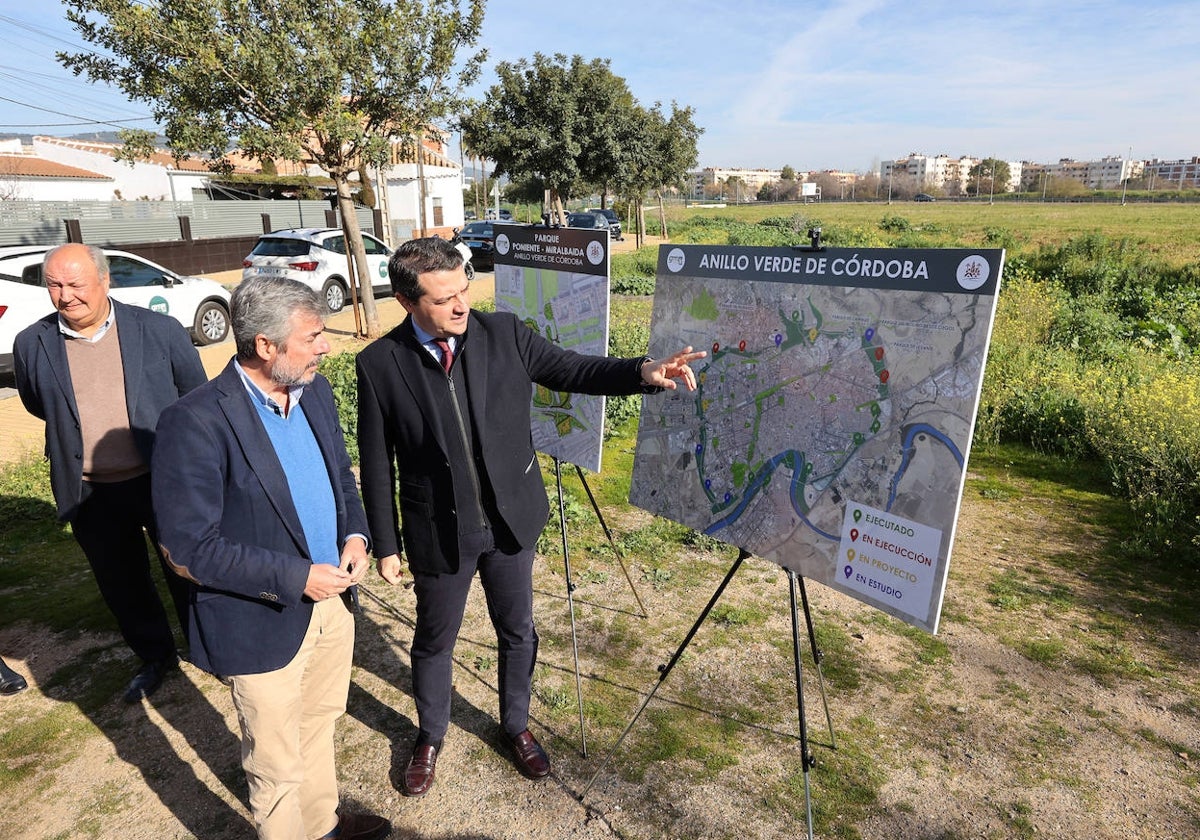 Bellido muestra el plano del Anillo Verde de Córdoba