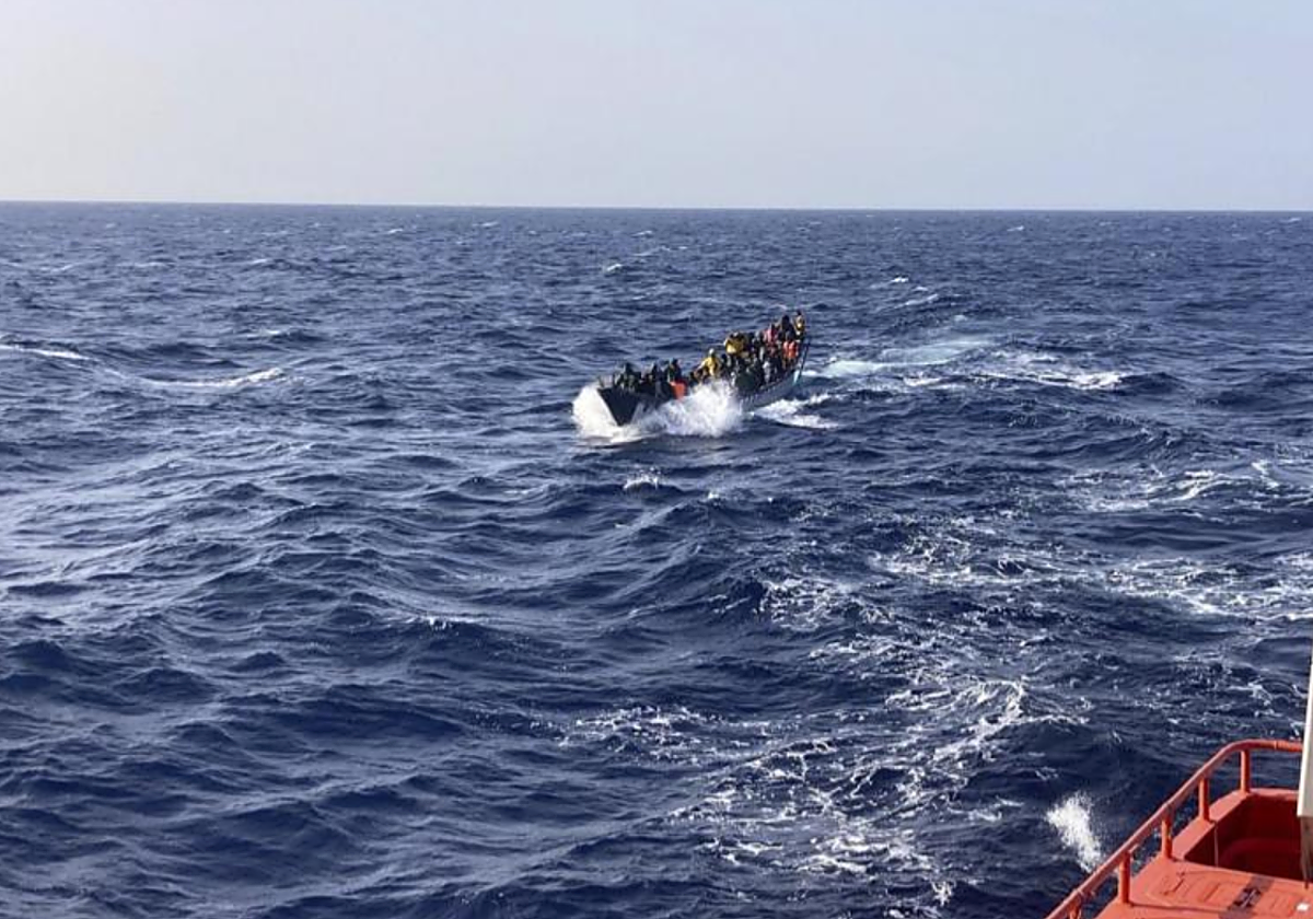 Imagen del cayuco tomada por la tripulación de la guardamar Calíope durante la operación de rescate