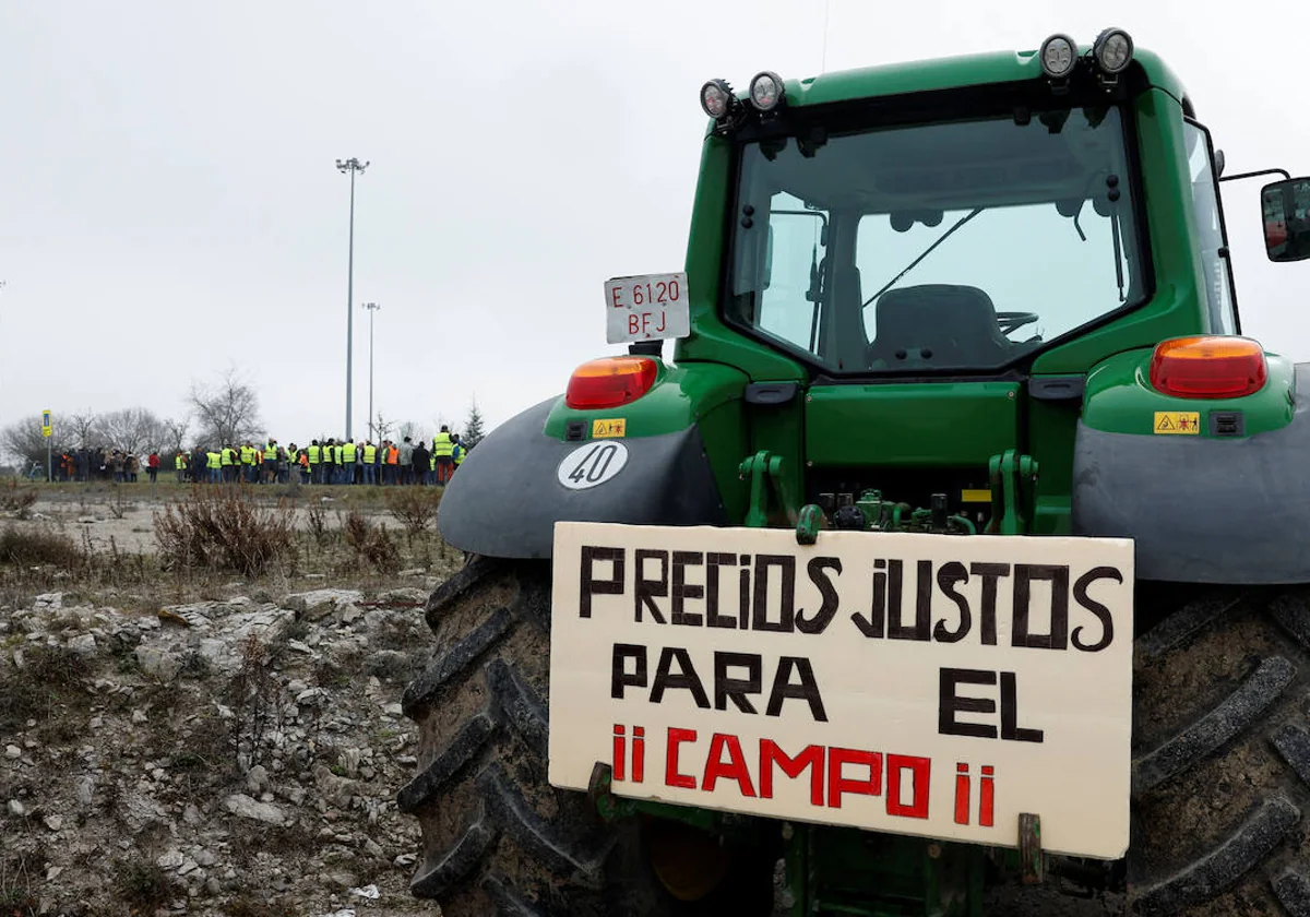 Varios ganaderos han reivindicado precios justos para el sector durante la protesta que ha tenido lugar en Vitoria