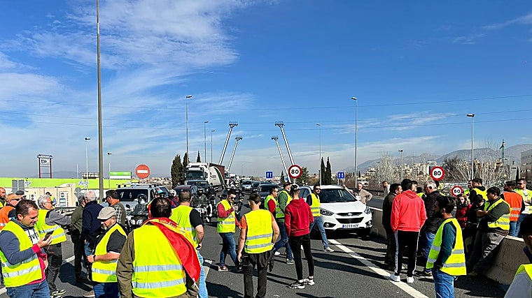A menudo, los manifestantes bajaron de sus tractores para protestar en la carretera