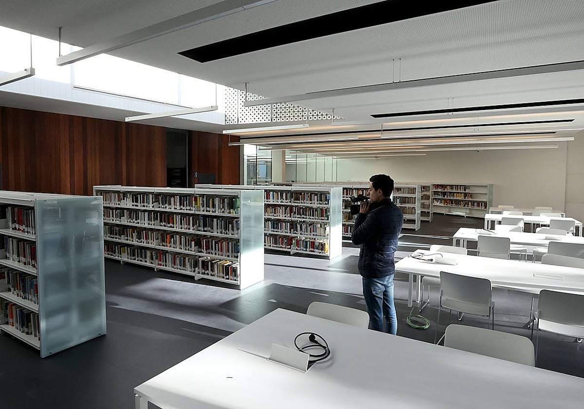 Interior de la Biblioteca Grupo Cántico