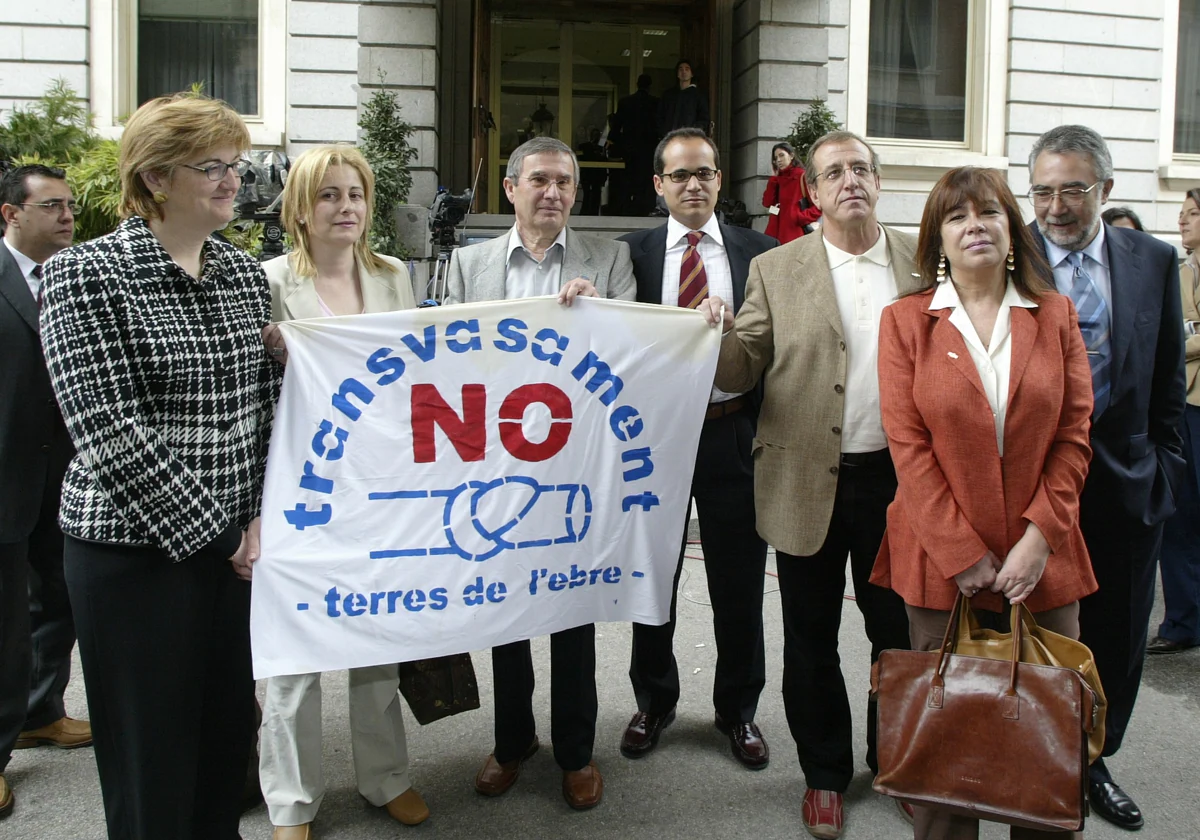 La exministra de Medio Ambiente y hoy presidenta del PSOE, Cristina Narbona, en 2004 con miembros de la plataforma contra el trasvase del Ebro a la Comunidad Valenciana.