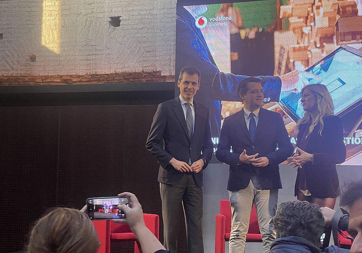 El delegado de Vodafone, Rafael Alcaide, el alcalde José María Bellido y la edil de Tecnología Lourdes Morales