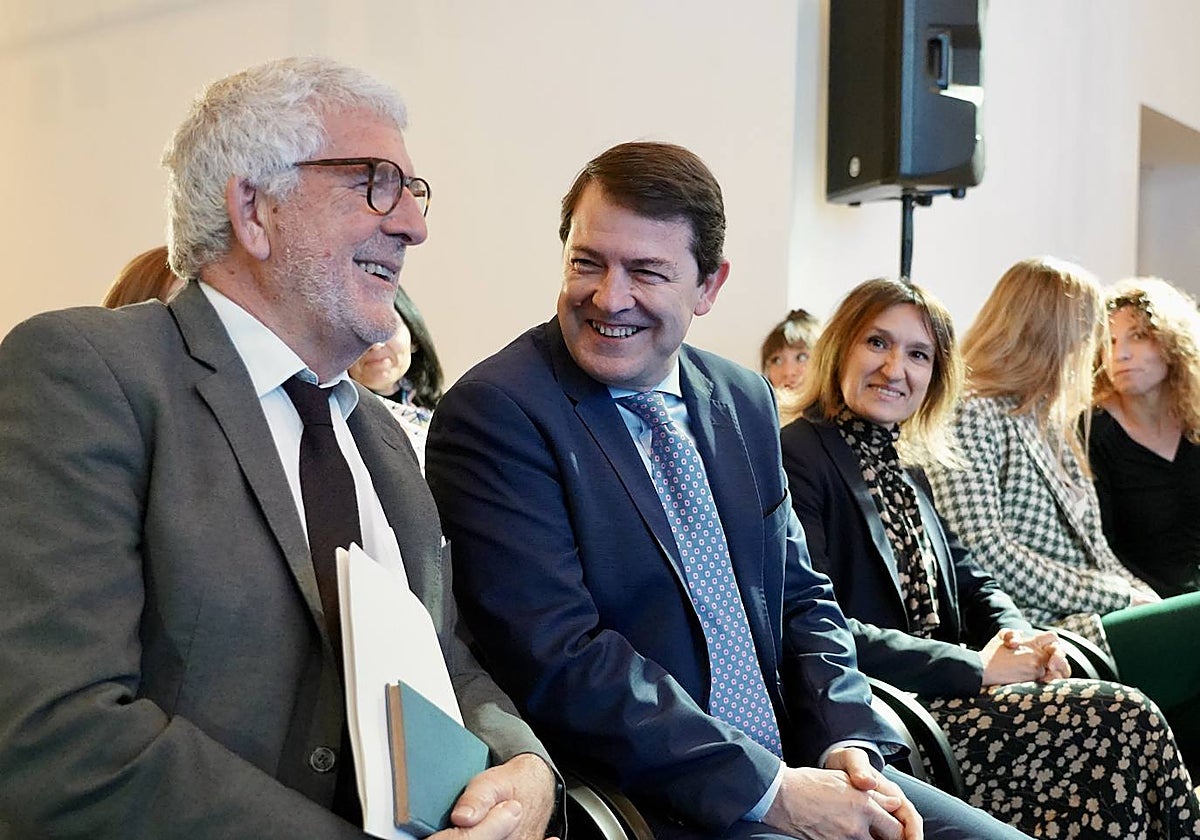 Gregorio Luri junto a Fernández Mañueco, durante la jornada sobre éxito educativo en Valladolid