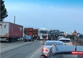 La huelga de agricultores y ganaderos afecta a varias autovías y carreteras de la provincia