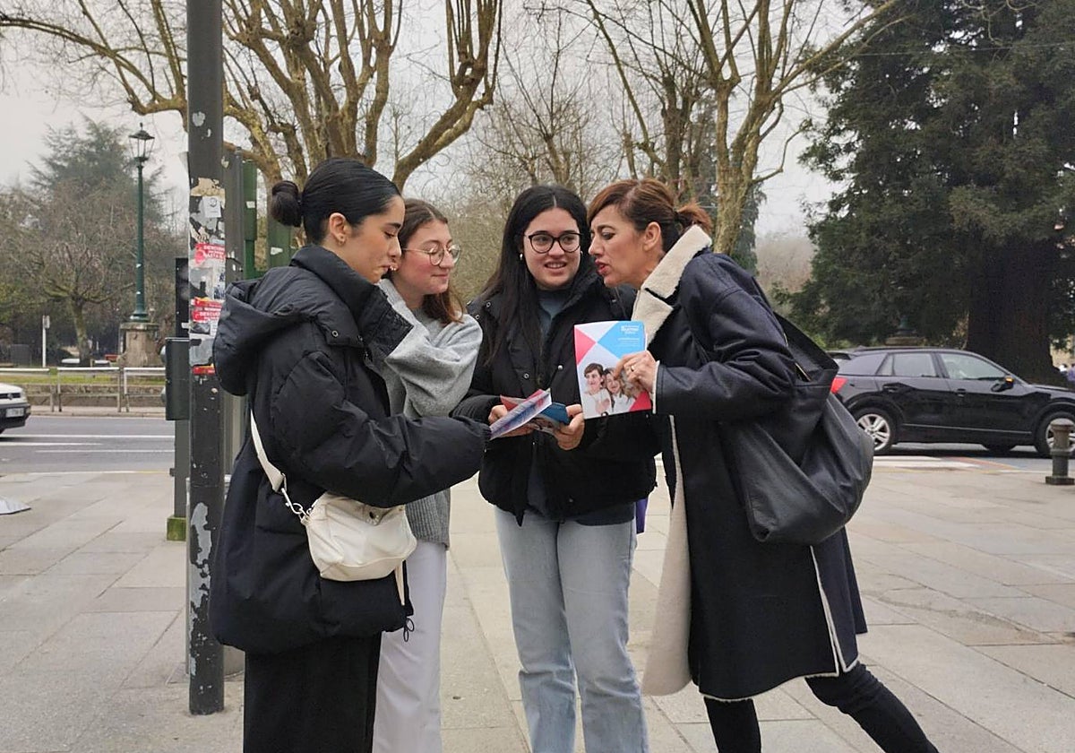 Marta Lois, durante el reparto de folletos electorales, el martes, en Santiago