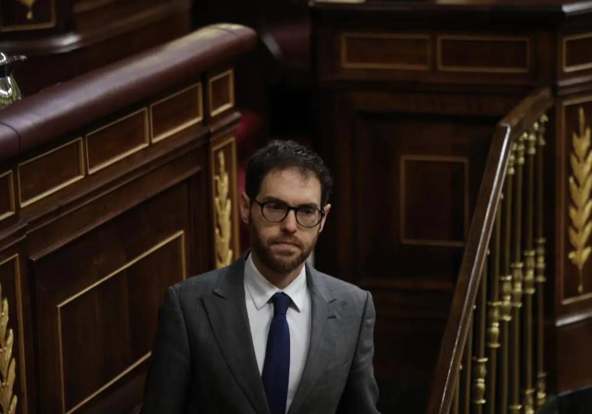 El diputado del PP Sergio Sayas presente la proposición de ley impulsada por su el Grupo Parlamentario Popular para prohibir los 'ongi etorri' y que no prescriban los crímenes de ETA sin resolver