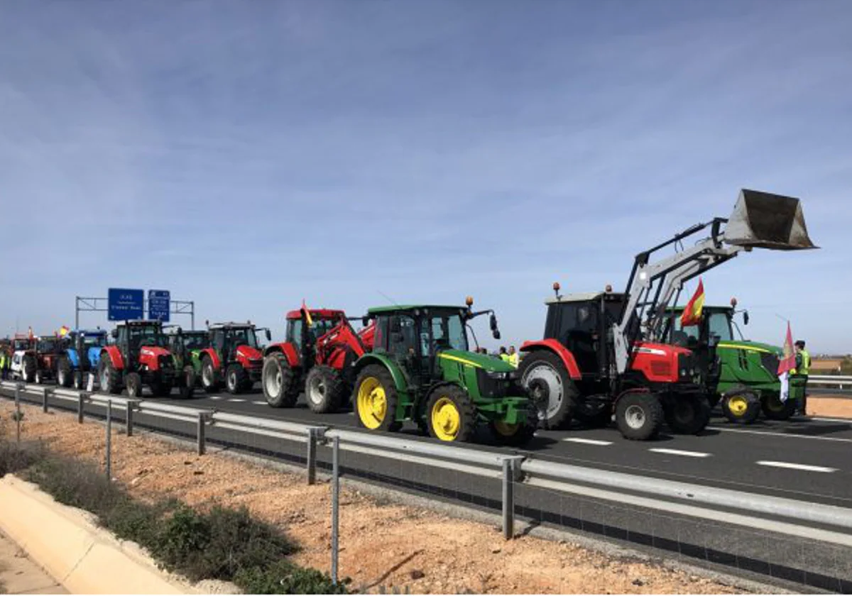 Medio millar de tractores cortan la A-43 rumbo a Manzanares, donde más agricultores ya están en la calzada