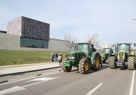 Los tractores bloquean los accesos a las Cortes