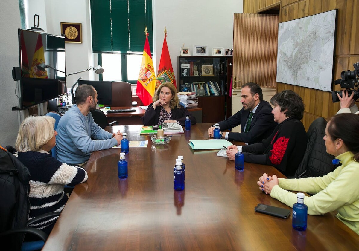 La alcaldesa de Burgos, Cristina Ayala, se reúne con representantes de la Plataforma del Tren Directo