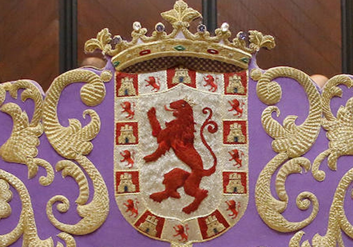 Escudo histórico de Córdoba, en el palio de la Virgen de las Lágrimas