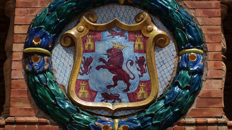 Escudo en la plaza de España de Sevilla