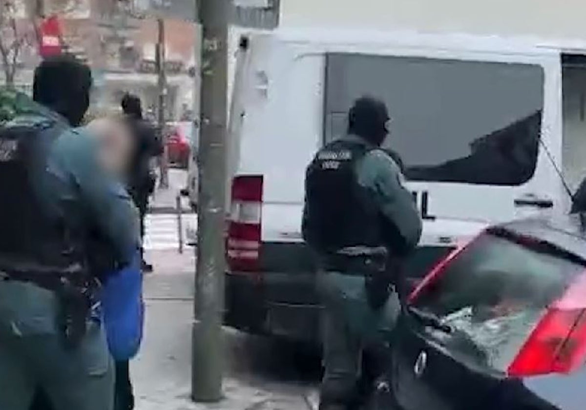 La Guardia Civil conduce a dos arrestados durante la operación