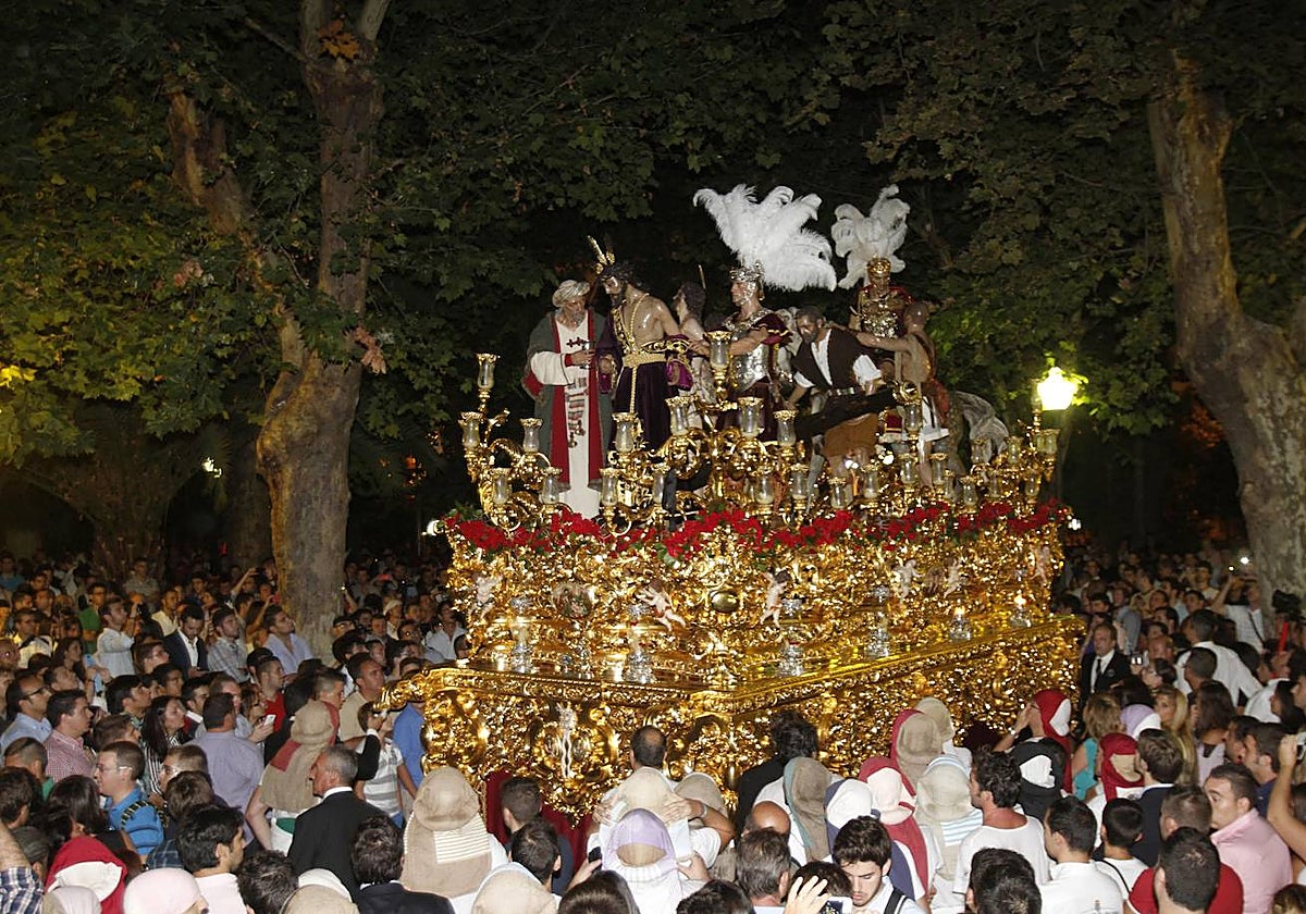 Misterio de Humildad y Paciencia, de la cofradía de la Paz, por los Jardines de Colón, en la magna de 2013