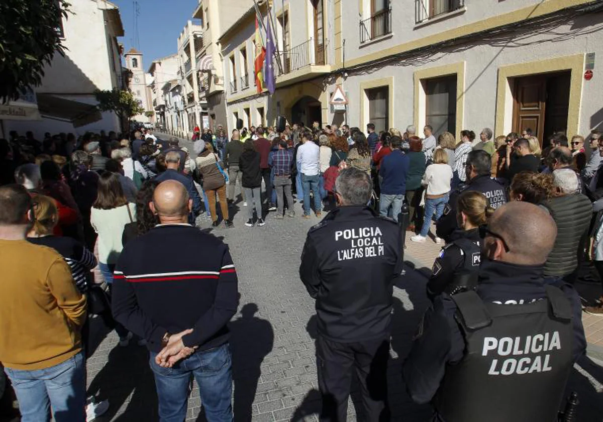 Un momento de los cinco minutos de silencio en Alfaz del Pi, convocados este miércoles por el Ayuntamiento.