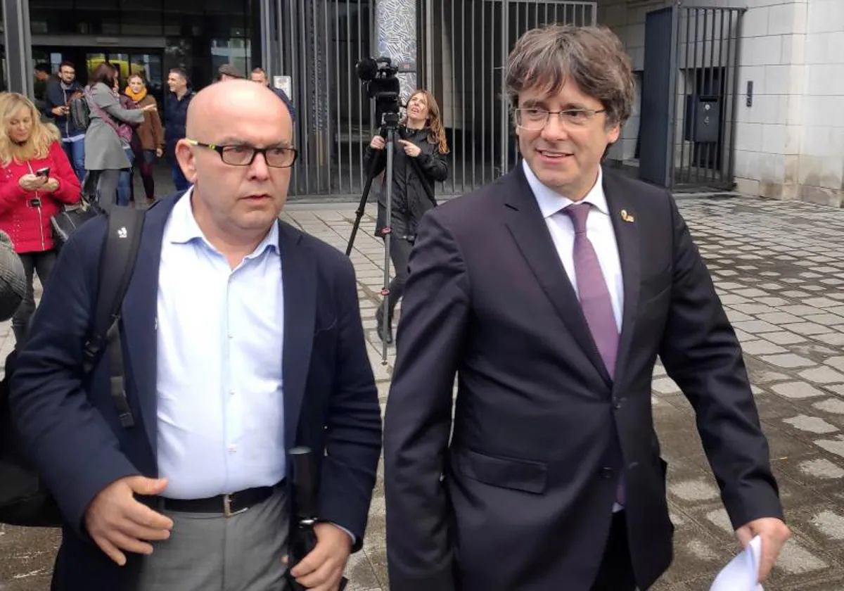 El fugado, Carles Puigdemont, junto a su abogado Gonzalo Boyé