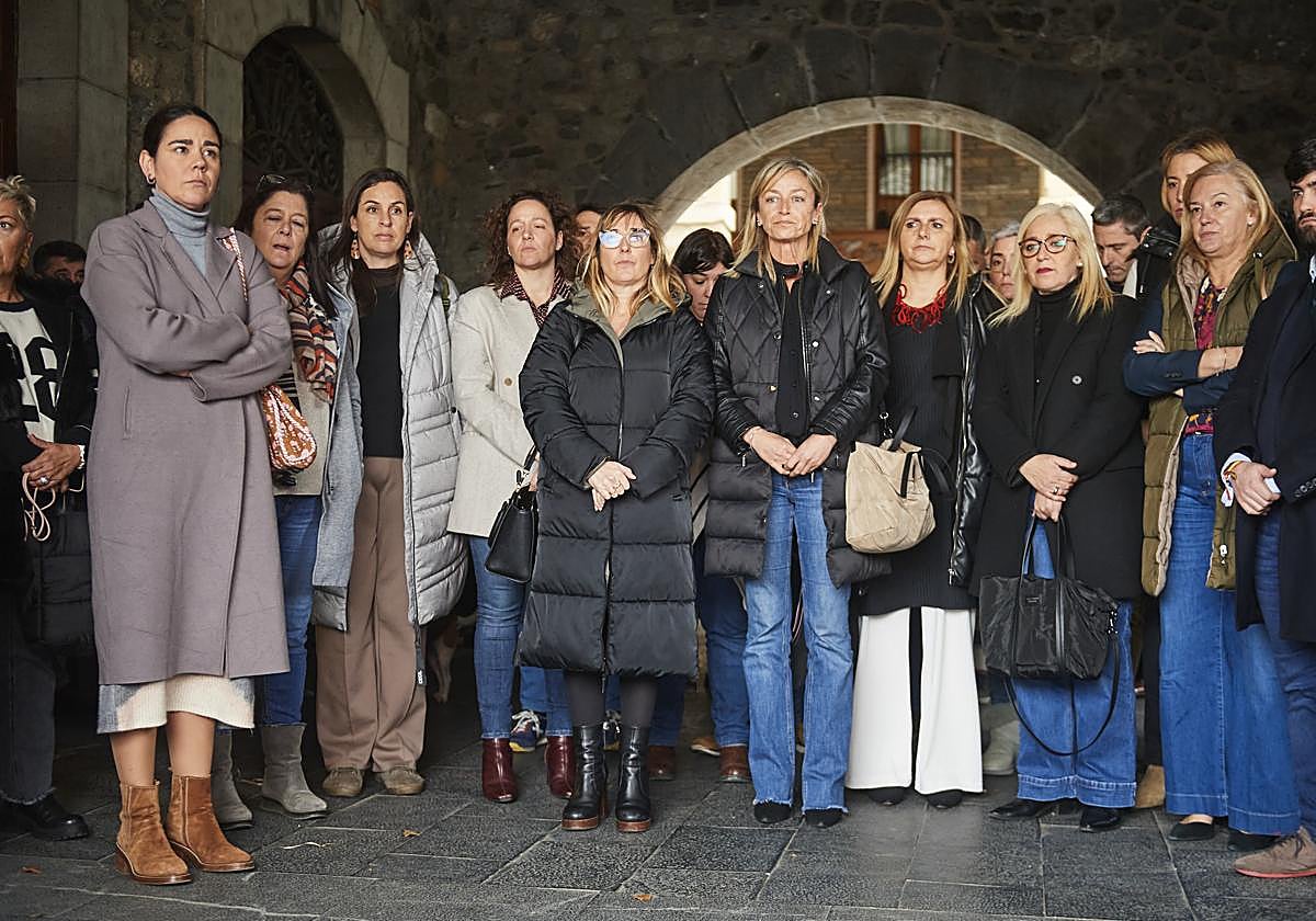 Minuto de silencio en Castro Urdiales, con la alcaldesa, Susana Herrán, en el centro