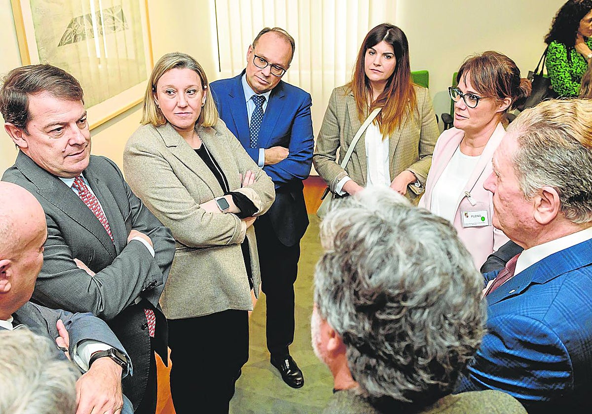 Mañueco y Blanco, en las Cortes, con asociaciones de personas con discapacidad