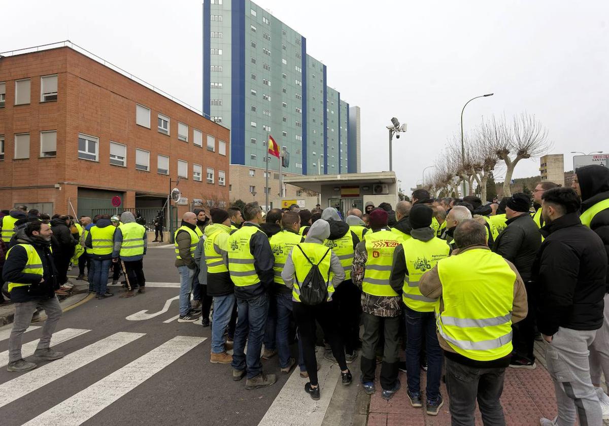 Concentración de agricultores frente a los cuarteles de la Guardia Civil de Burgos, donde permanecen dos compañeros detenidos
