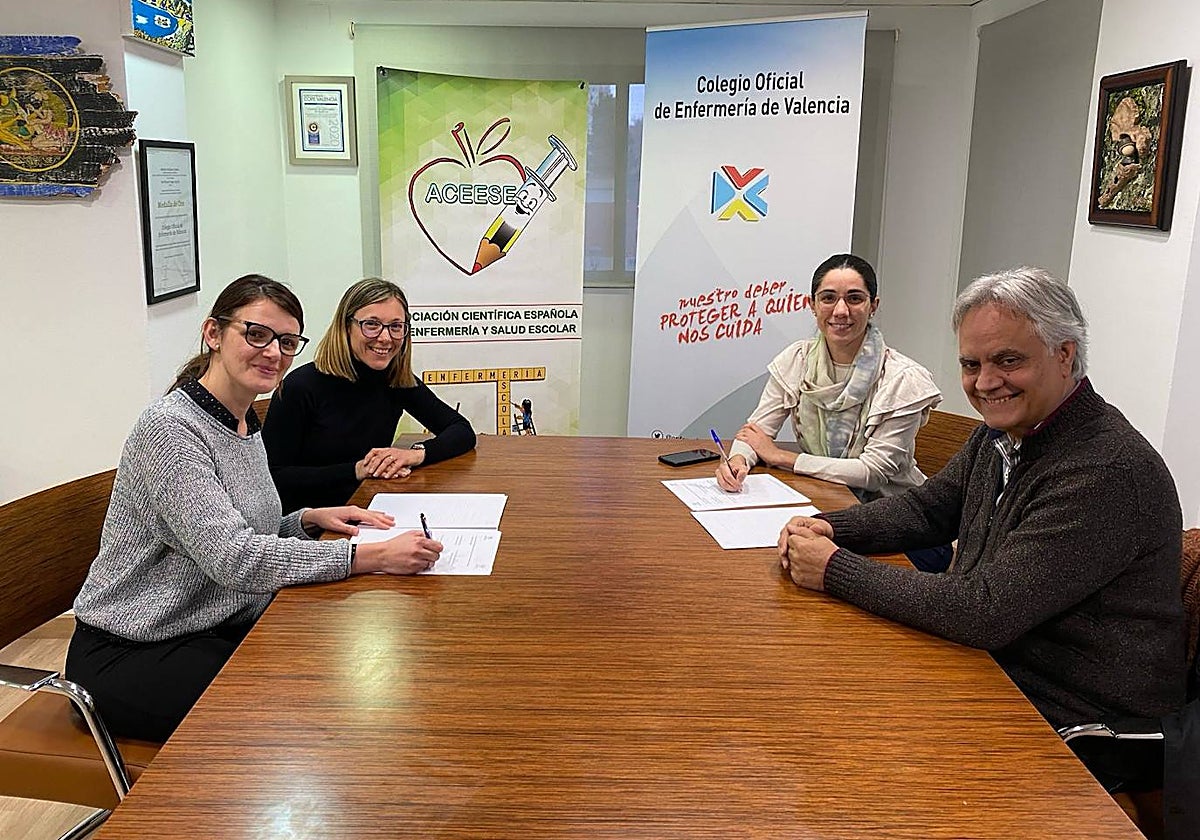 Imagen de la firma del acuerdo entre el COENV y ACEESE