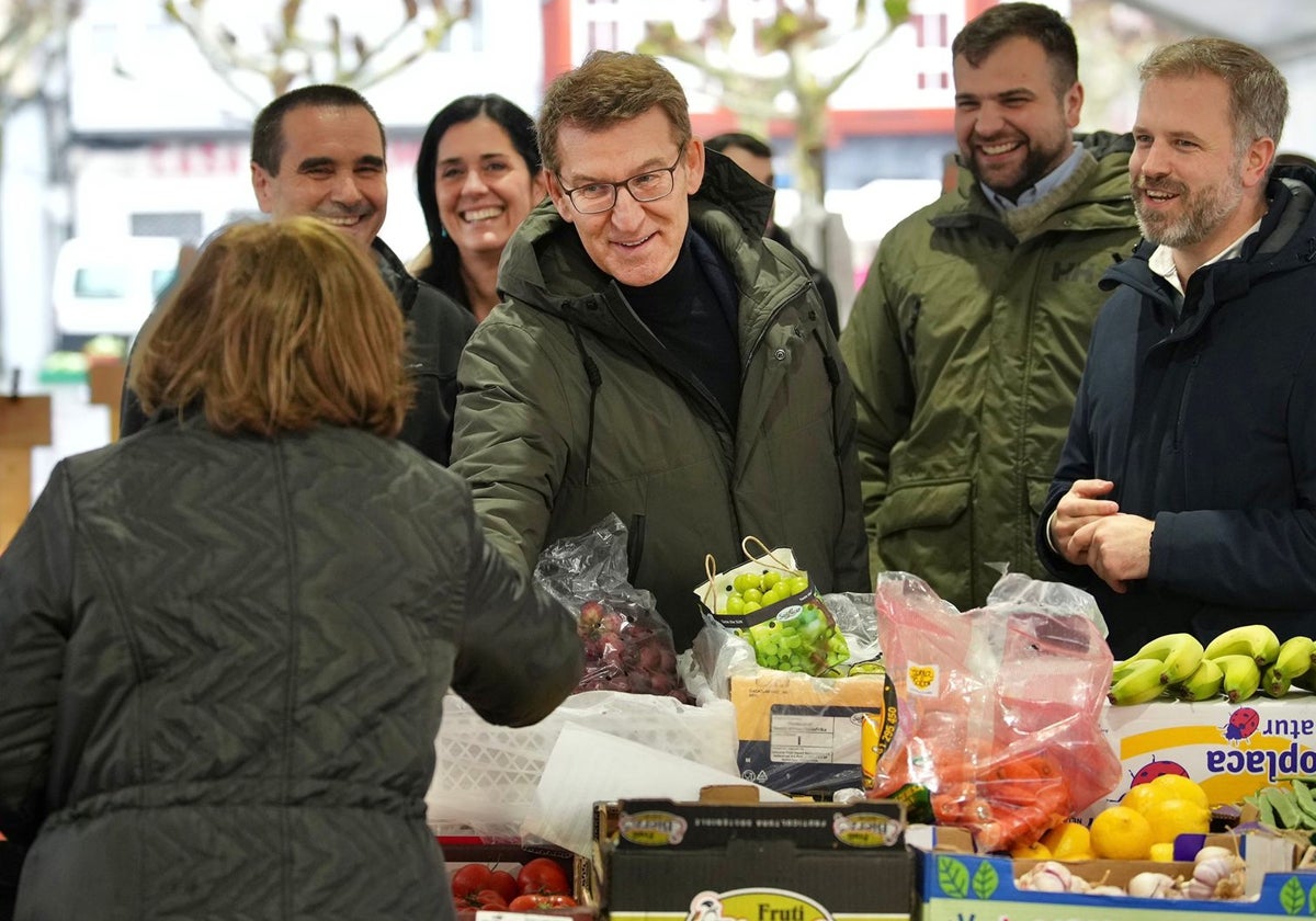 Feijóo, esta mañana durante una visita al mercado de Carballo