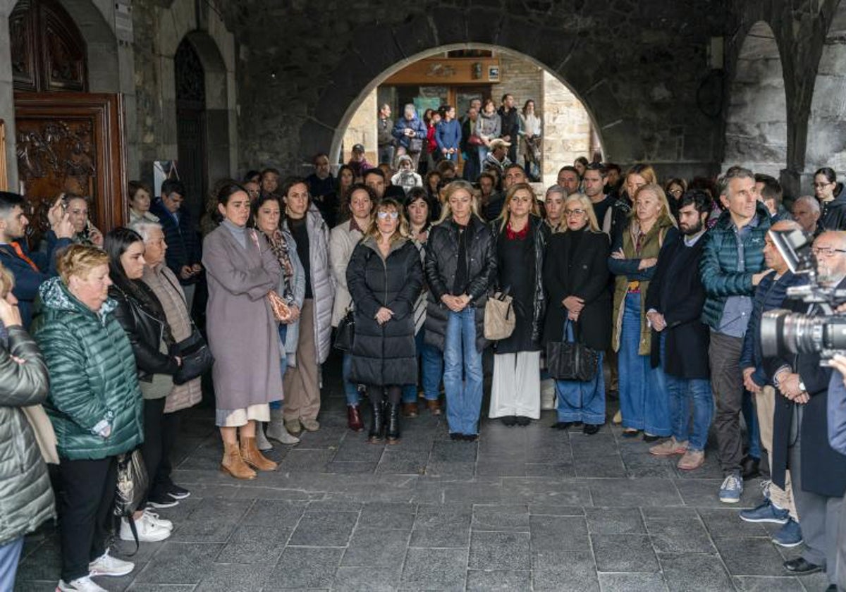 La alcaldesa de Castro Urdiales y vecinos del municipio guardan un minuto de silencio por la tragedia