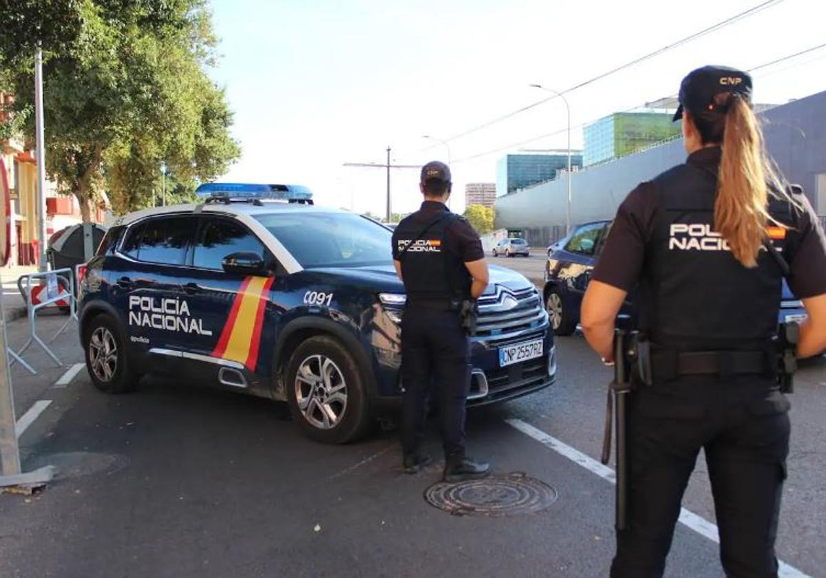 Imagen de archivo de dos agentes de la Policía Nacional