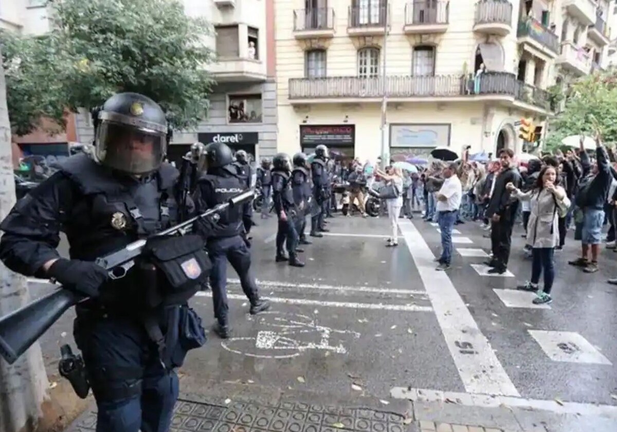 Agentes de la Policía Nacional durante su despliegue en Barcelona para impedir el 1-O