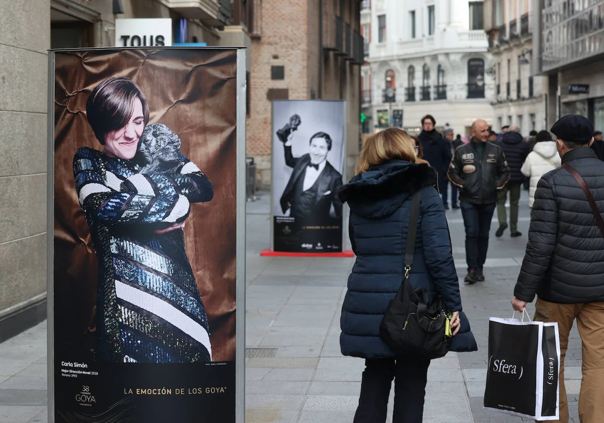 Céntrica calle de Valladolid, con una exposición de premiados en los Goya