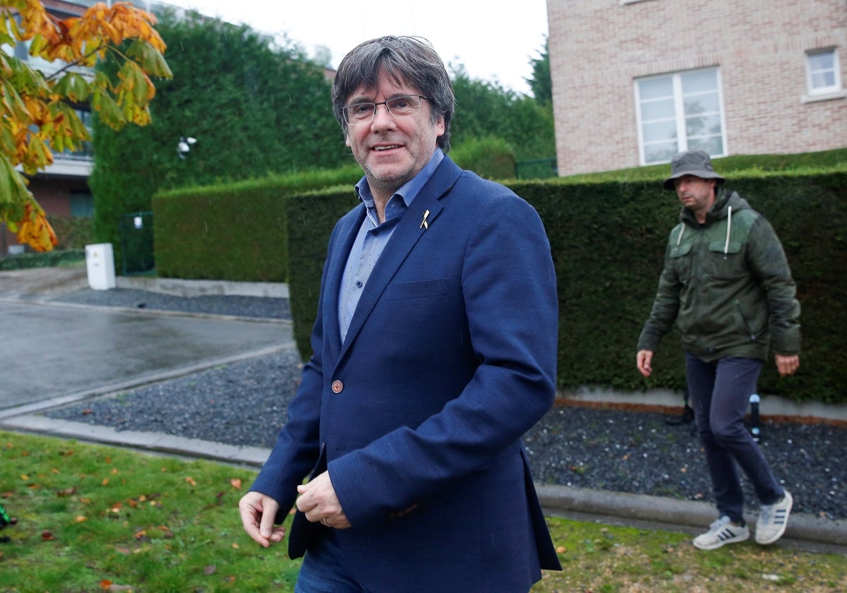 Puigdemont, frente a su casa en Waterloo