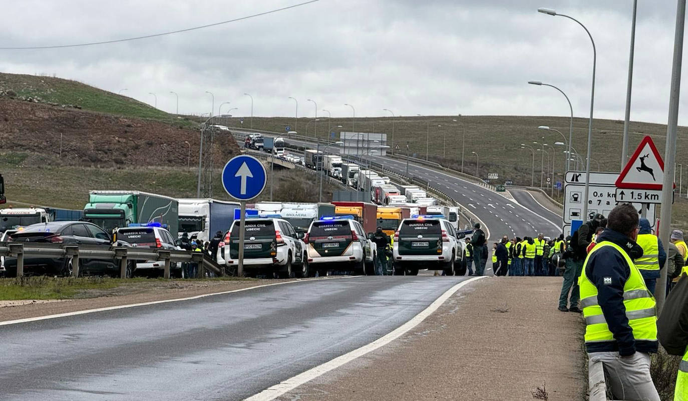 Un grupo de manifestantes corta el tráfico en la autovía A-62 a su paso por Salamanca