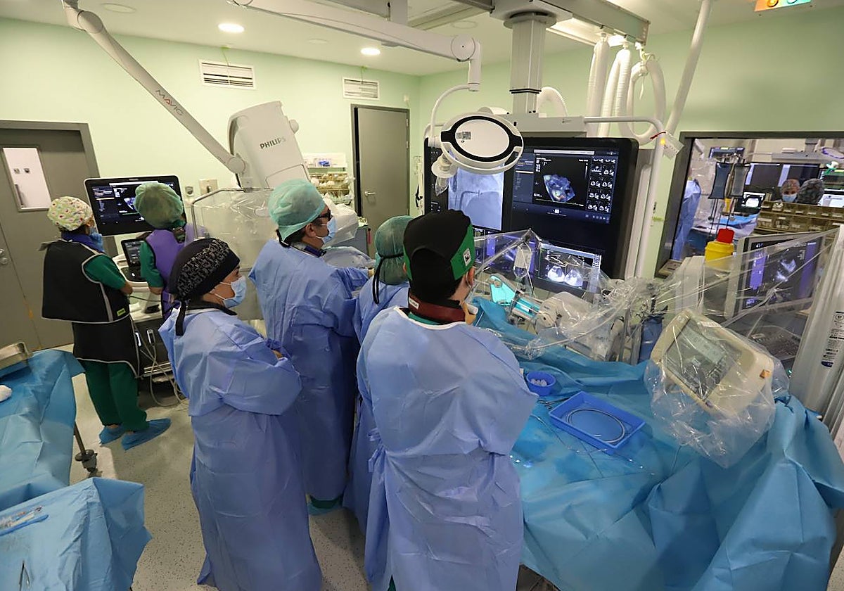 Los médicos muestran la intervención en el Reina Sofía de Córdoba