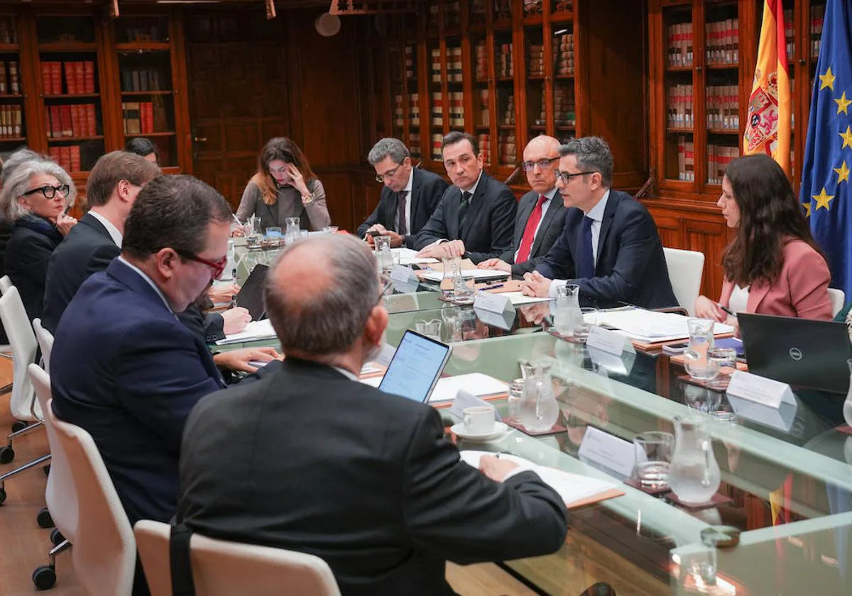 La Comisión de Venecia durante su reunión con el ministro de la Presidencia, Justicia y Relaciones con las Cortes, Félix Bolaños