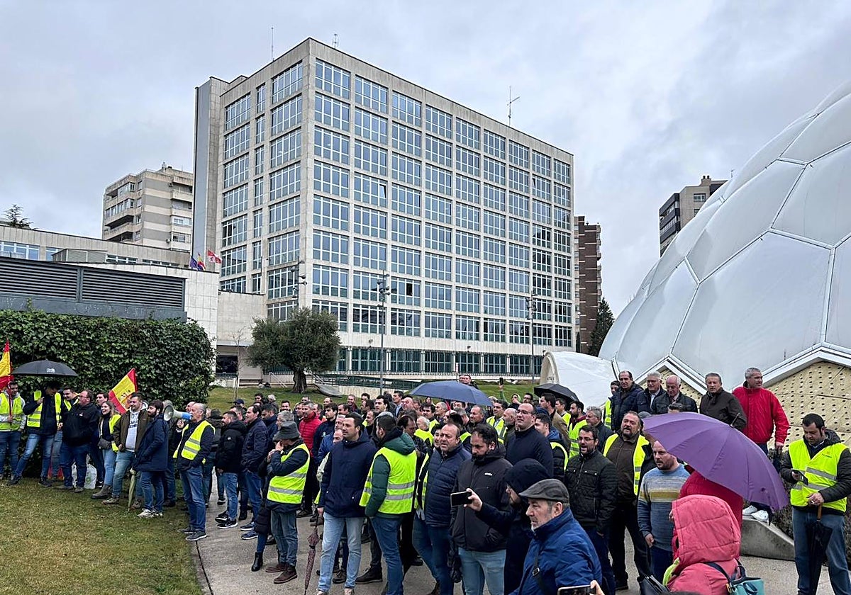 Agricultores frente a la Delegación del Gobierno en Valladolid