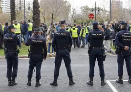 Tractorada en Valencia: los agricultores colapsan en hora punta la Pista de Silla y protestan ante la Delegación de Gobierno