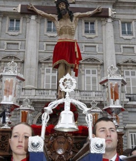 Imagen secundaria 2 - IIIIIProcesión de los Estudiantes (arriba), del Jesús del Gran Poder (abajo, izq.) y de los Alabarderos (dcha), tres de las más populares de Madrid