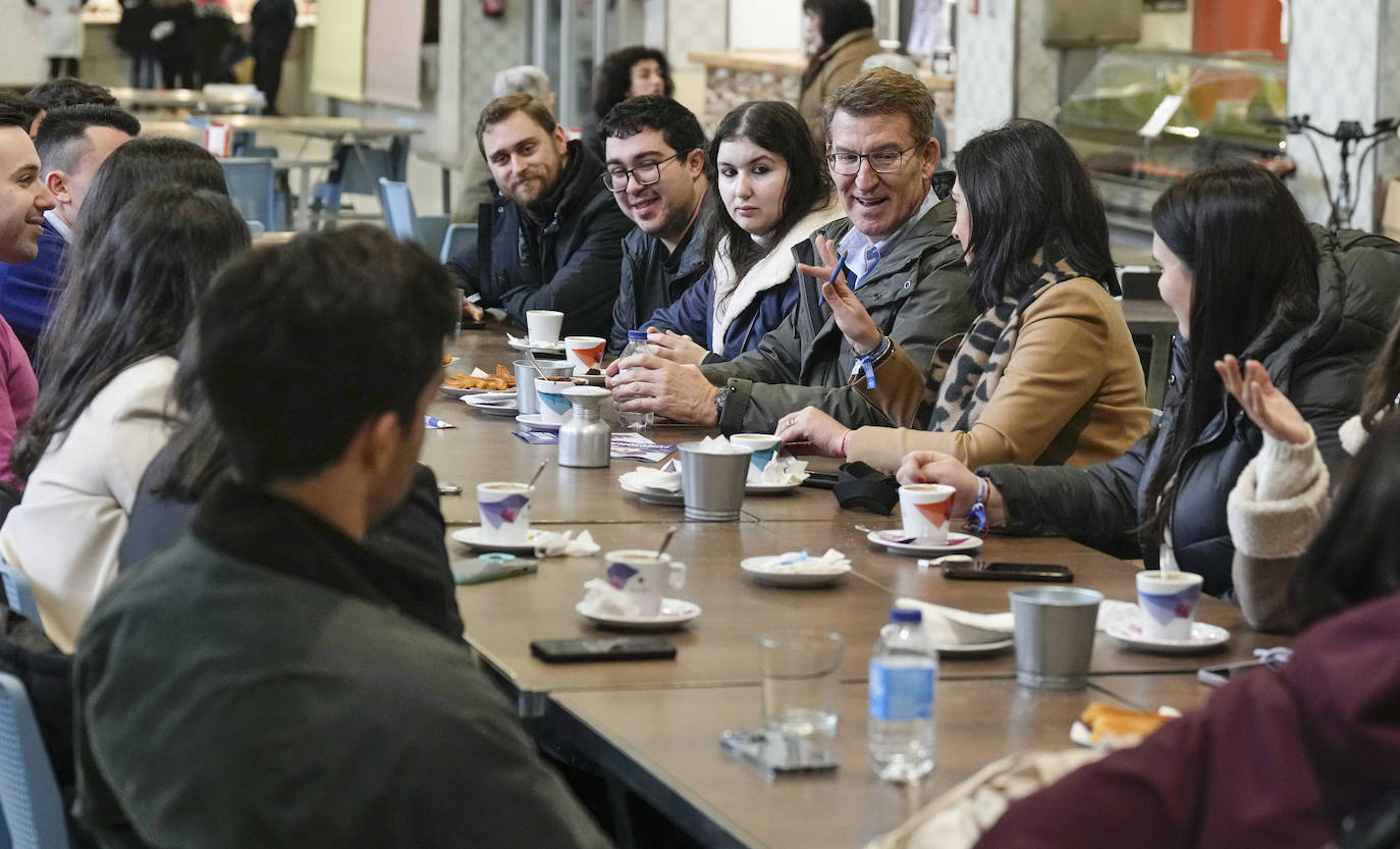 Feijóo, tomando un café junto a un grupo de ciudadanos en Lugo