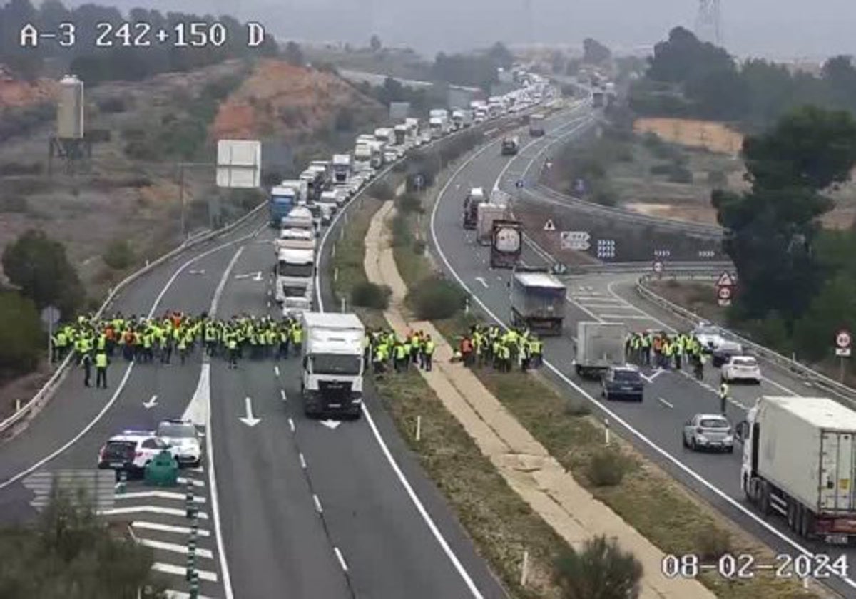 Los agricultores provocan problemas de circulación en Villarrobledo, Castillo de Garcimuñoz y Corral de Almaguer