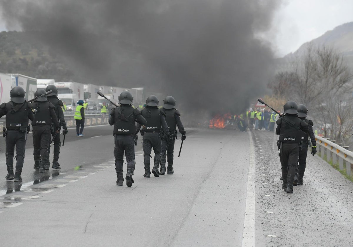 Guardias civiles se aproximan a los manifestantes en la A-92 a la altura de Huétor Tájar