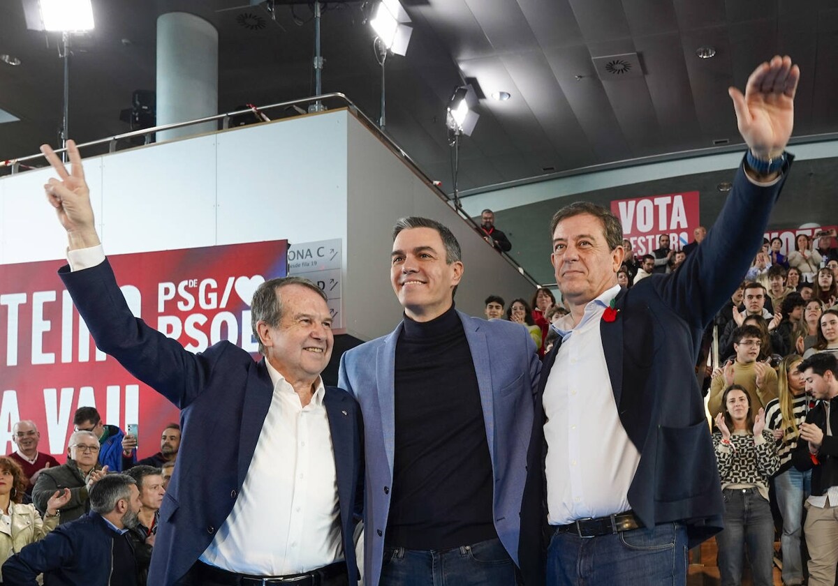 Abel Caballero, Pedro Sánchez y José Ramón Gómez Besteiro, este sábado en un mitin en Vigo
